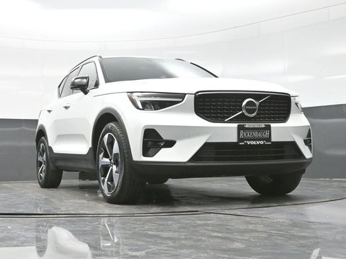 Used 2023 Volvo XC40 B5 Plus w/ Climate Package image 14