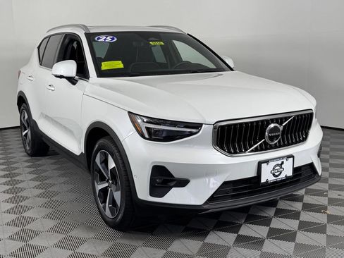Certified 2025 Volvo XC40 B5 Plus AWD/4WD image 3