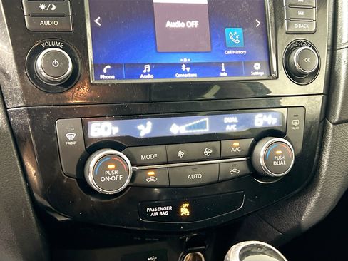 Used 2018 Nissan Rogue SV image 25