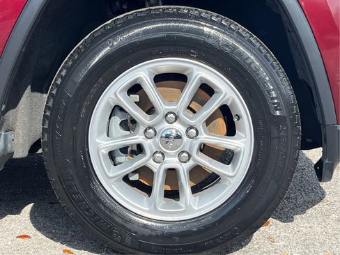 Used 2018 Jeep Grand Cherokee Laredo RWD image 10