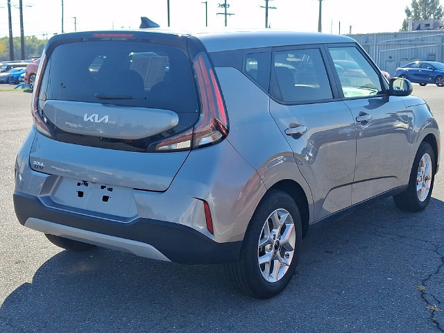 Used 2025 Kia Soul LX w/ LX Technology Package FWD image 4