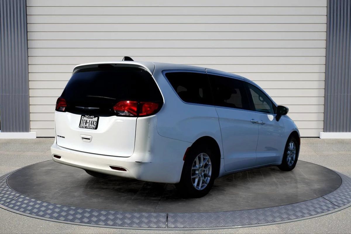 Used 2023 Chrysler Voyager LX FWD image 7