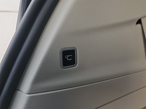 Used 2023 Chrysler Pacifica Touring-L image 13