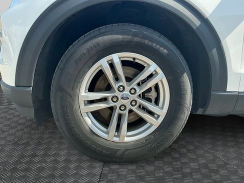 Used 2023 Ford Explorer XLT w/ Equipment Group 202A AWD/4WD image 14