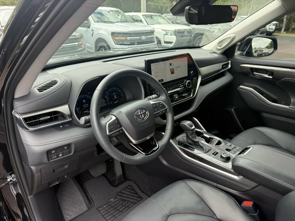 Used 2026 Toyota Highlander Limited AWD/4WD image 3