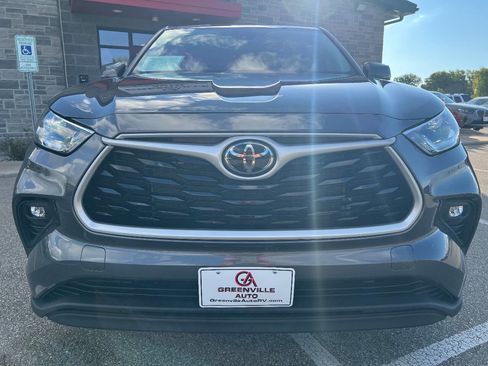 Used 2021 Toyota Highlander LE image 2