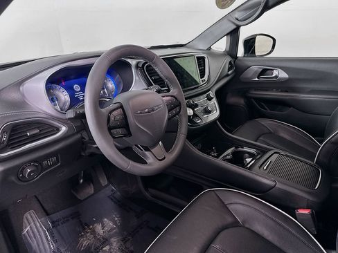 Certified 2025 Chrysler Pacifica Limited image 15