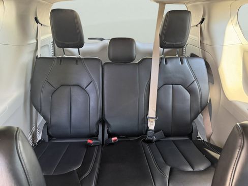 Used 2023 Chrysler Pacifica Touring-L FWD image 49