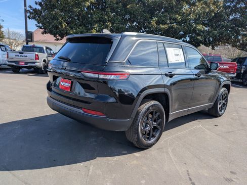 New 2026 Jeep Grand Cherokee Laredo image 4