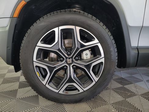 Used 2025 Rivian R1S Adventure AWD/4WD image 9