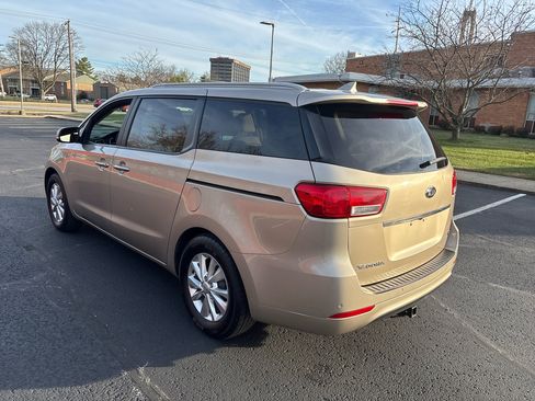 Used 2015 Kia Sedona LX image 5