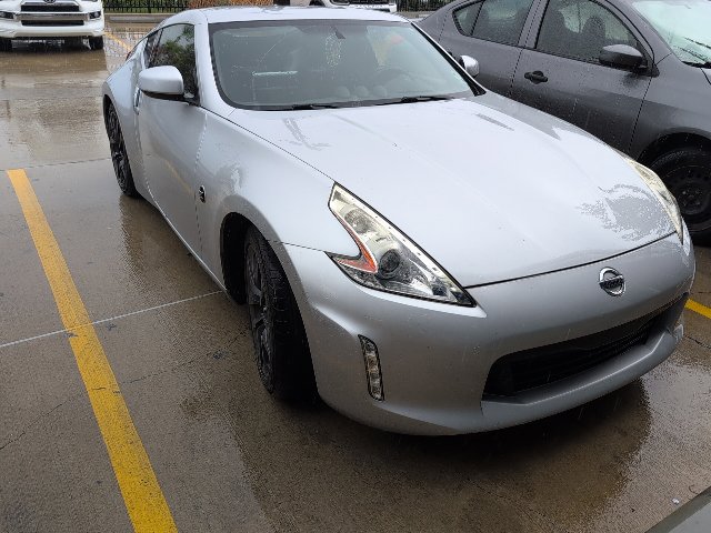 Used 2016 Nissan 370Z Coupe RWD image 2