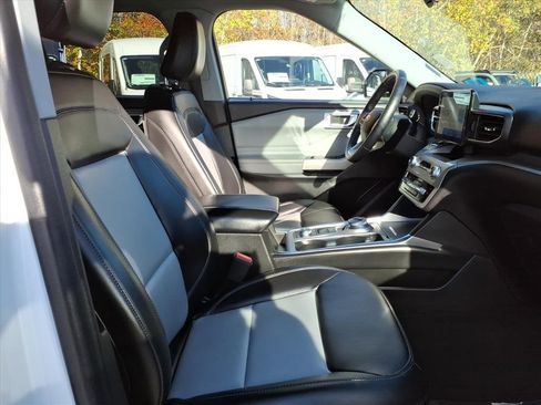 Used 2022 Ford Explorer XLT w/ Equipment Group 202A image 6
