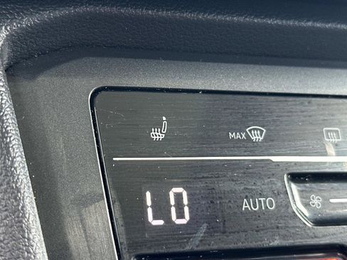 Used 2023 Volkswagen Tiguan SE w/ Panoramic Sunroof Package image 23