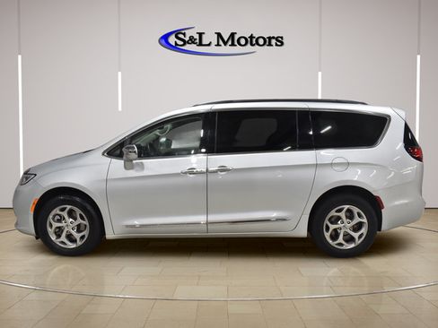 Used 2022 Chrysler Pacifica Limited AWD/4WD image 4