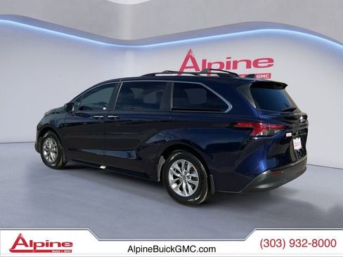 Used 2022 Toyota Sienna XLE image 3