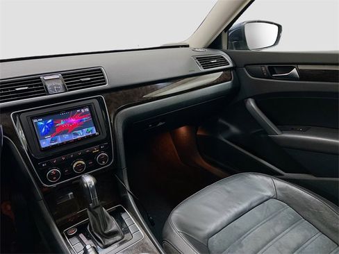 Used 2014 Volkswagen Passat 3.6 SEL Premium image 24