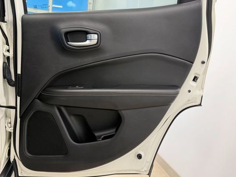 Used 2018 Jeep Compass Latitude FWD image 33
