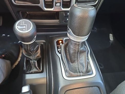 New 2025 Jeep Gladiator Sport image 32