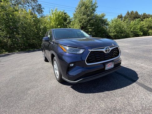 Used 2023 Toyota Highlander LE FWD image 5