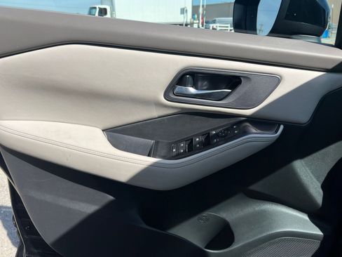 Used 2025 Nissan Rogue SV FWD image 18