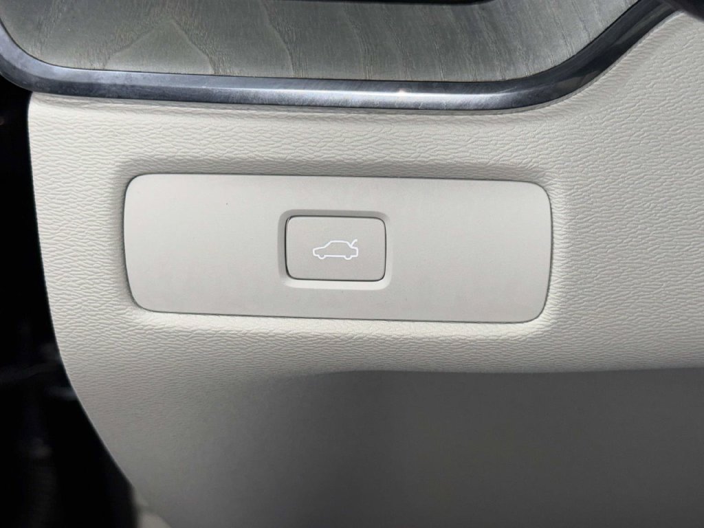 Used 2024 Volvo XC60 B5 Plus w/ Protection Package Premier AWD/4WD image 27