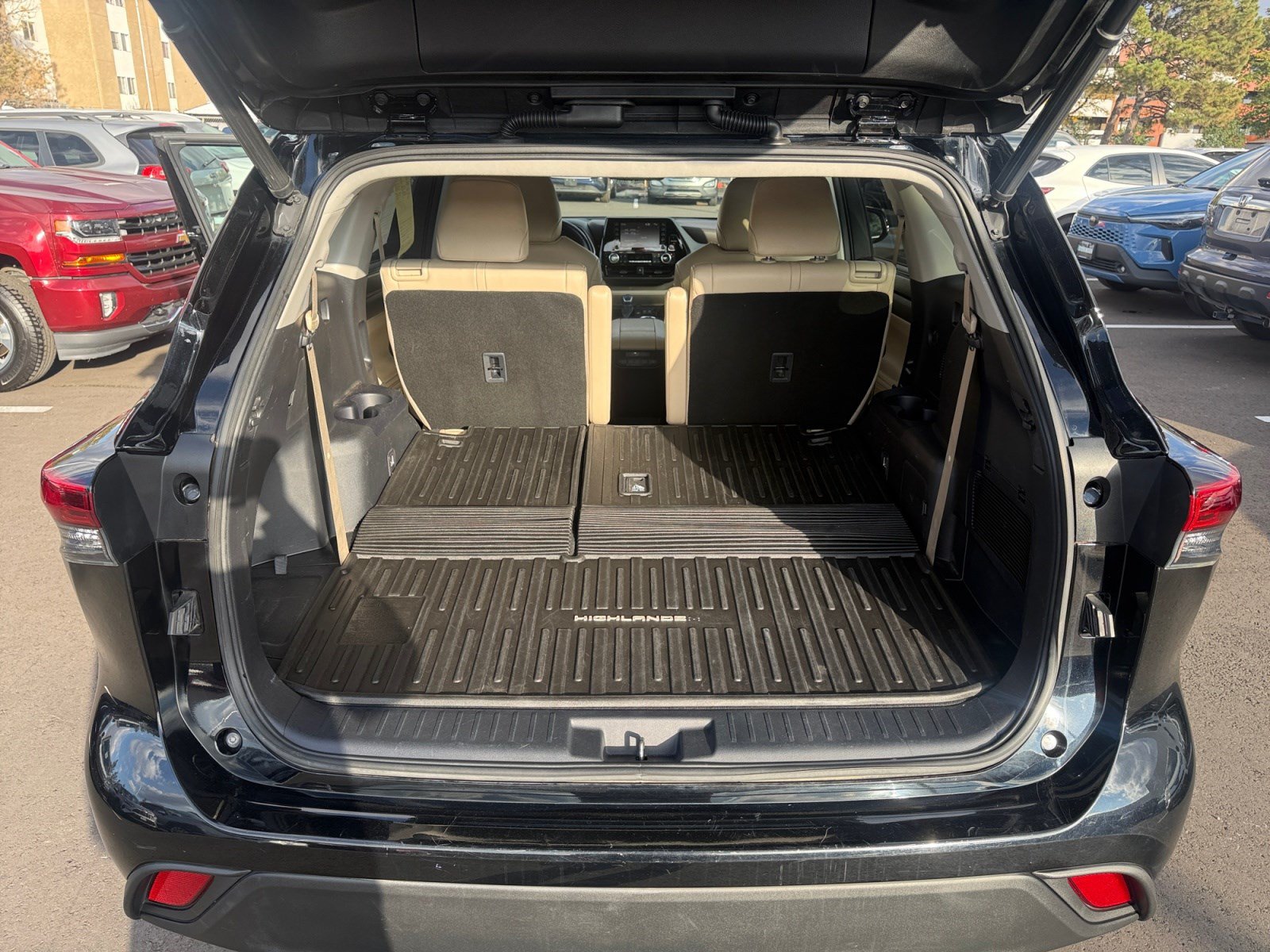 Used 2021 Toyota Highlander XLE FWD image 32