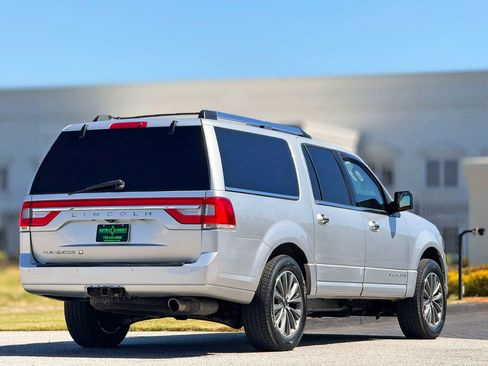 Used 2017 Lincoln Navigator L Select image 11