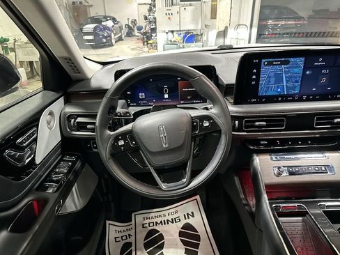 Used 2025 Lincoln Aviator Reserve w/ Luxury Package RWD image 11