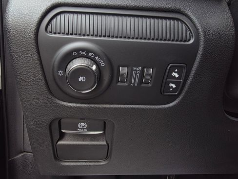 Used 2023 Jeep Wagoneer L Series III w/ Premium Group I image 13