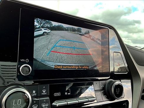 Used 2023 Toyota Highlander L image 13