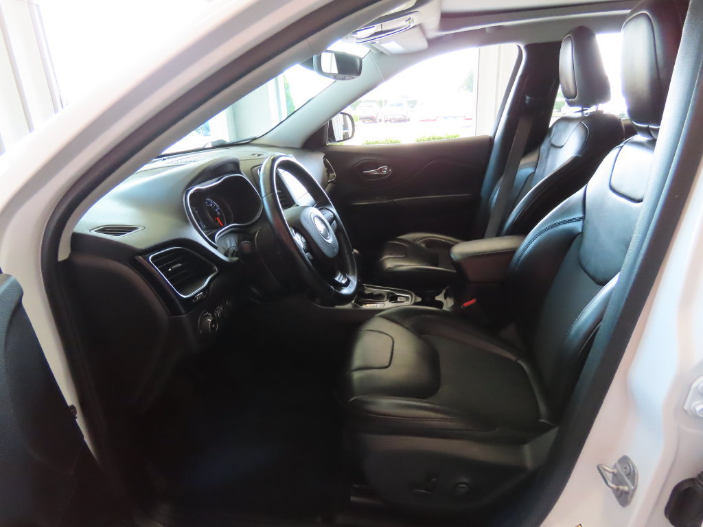 Used 2019 Jeep Cherokee Latitude Plus AWD/4WD image 22