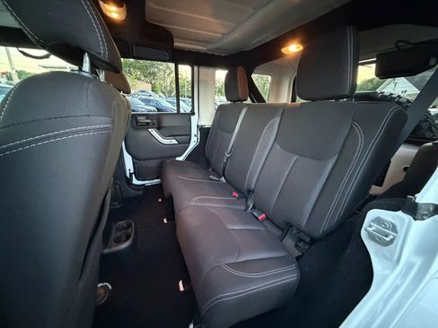 Used 2017 Jeep Wrangler Unlimited Sahara w/ Connectivity Group AWD/4WD image 23