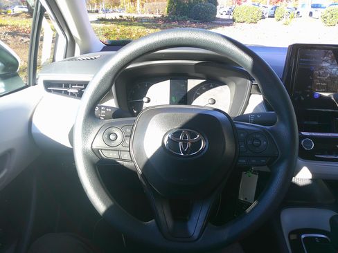 Used 2025 Toyota Corolla LE image 18