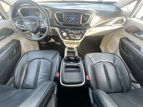 Used 2019 Chrysler Pacifica Touring-L image 16