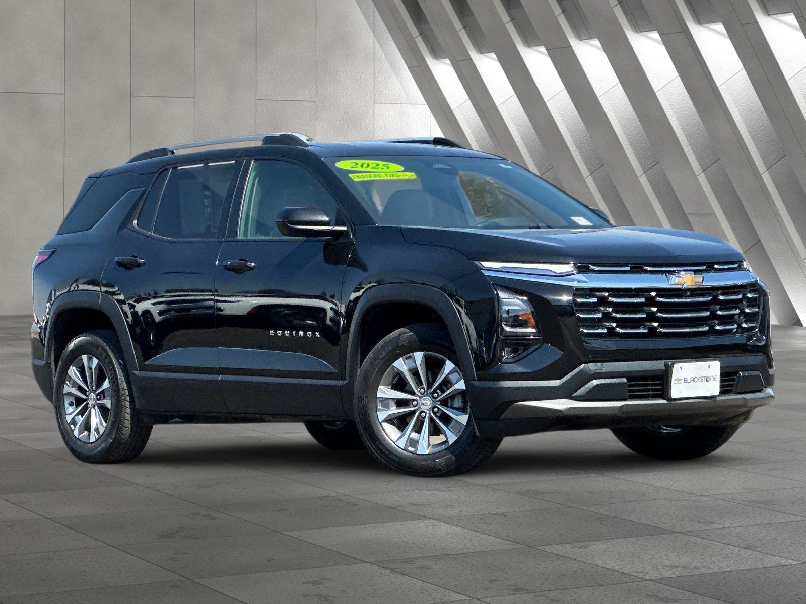 Used 2025 Chevrolet Equinox LT w/ Convenience Package II AWD/4WD image 2