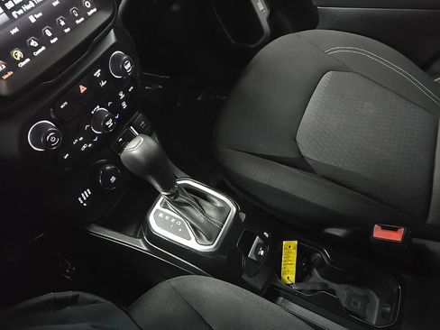 Used 2021 Jeep Renegade Latitude AWD/4WD image 27
