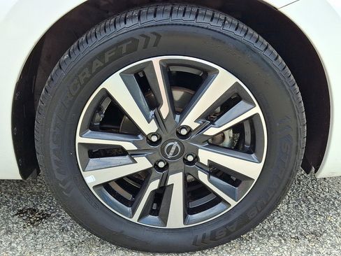 Used 2024 Nissan Versa SV FWD image 8