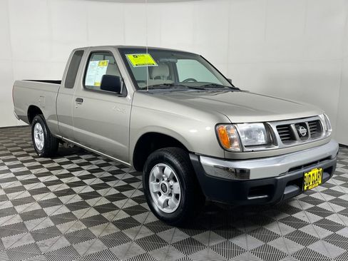 Used 2000 Nissan Frontier XE image 3