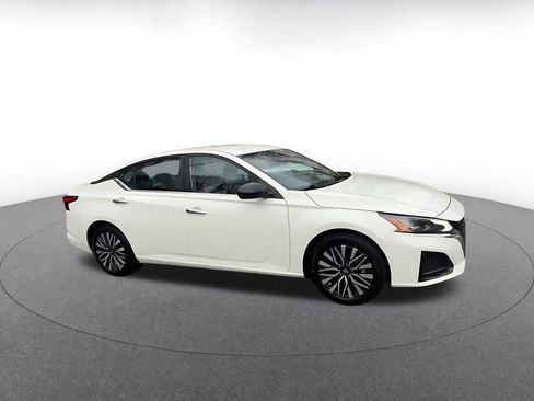 Used 2025 Nissan Altima 2.5 SV image 2