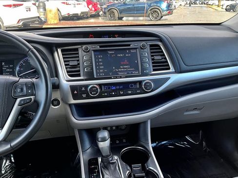 Used 2019 Toyota Highlander XLE image 6