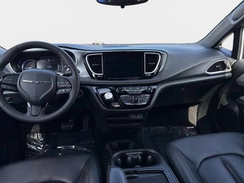 Used 2024 Chrysler Pacifica Limited FWD image 13