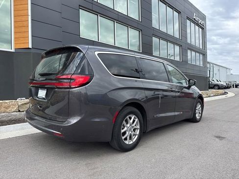 Used 2023 Chrysler Pacifica Touring-L FWD image 3