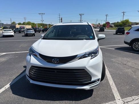 Used 2024 Toyota Sienna Platinum FWD image 2