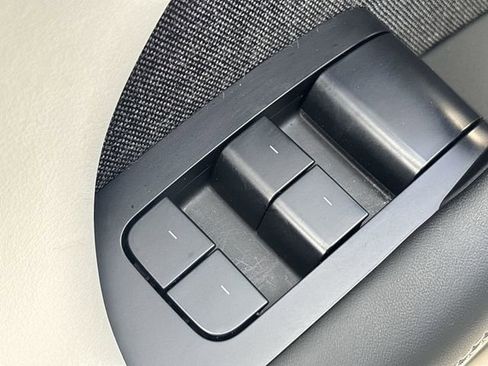 Used 2022 Tesla Model X image 24