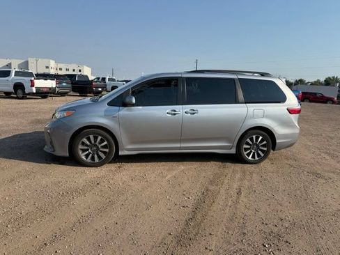 Used 2018 Toyota Sienna XLE Premium AWD/4WD image 2