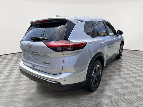 Used 2024 Nissan Rogue SV AWD/4WD image 2