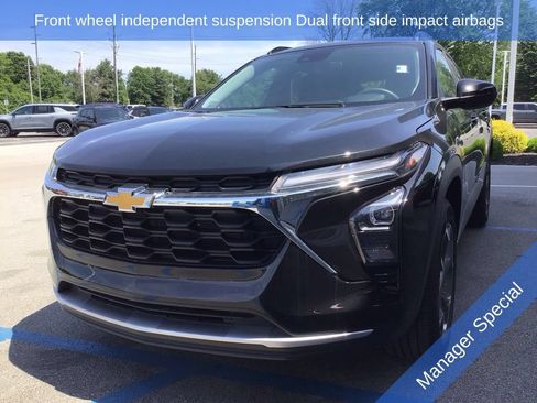Used 2025 Chevrolet Trax LT FWD image 13