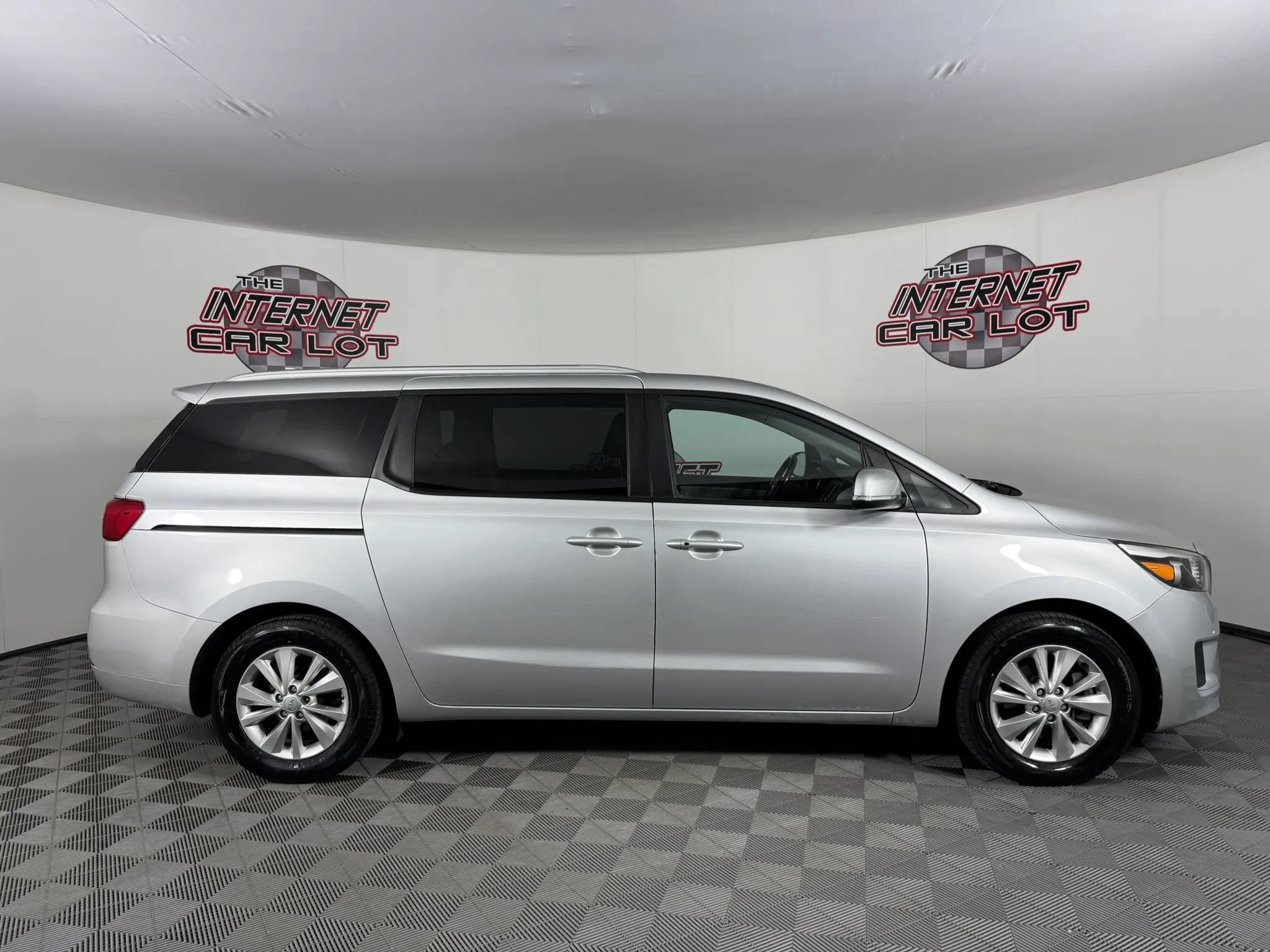 Used 2017 Kia Sedona LX w/ LX Essentials Premium Package FWD image 8
