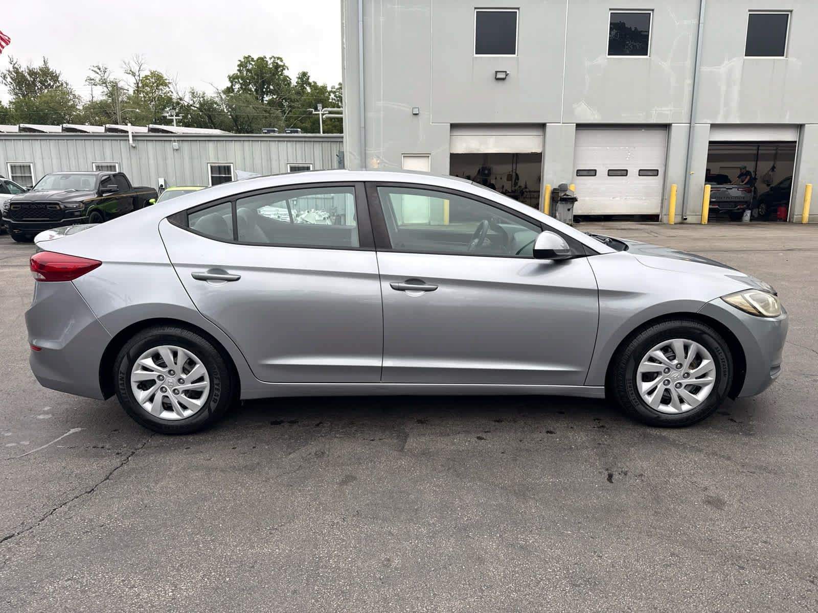 Used 2017 Hyundai Elantra SE FWD image 2
